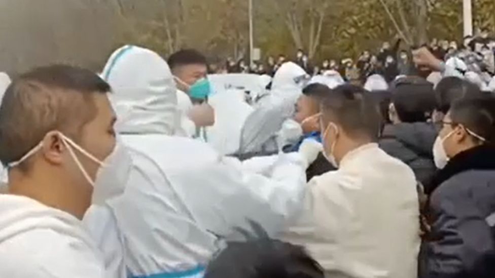 विश्वकै सबैभन्दा ठूलो आइफोन कारखानामा प्रदर्शन